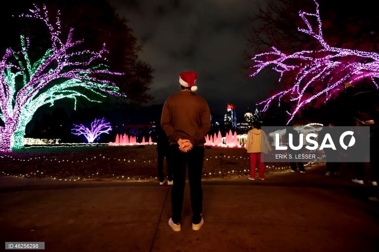 A instalação luminosa «Ice Goddess» é exibida na exposição «Garden Lights, Holiday Nights» do Jardim Botânico de Atlanta, em Atlanta, Geórgia, EUA.