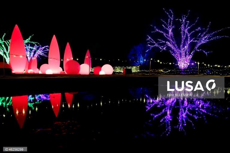 A instalação luminosa «Ice Goddess» é exibida na exposição «Garden Lights, Holiday Nights» do Jardim Botânico de Atlanta, em Atlanta, Geórgia, EUA.