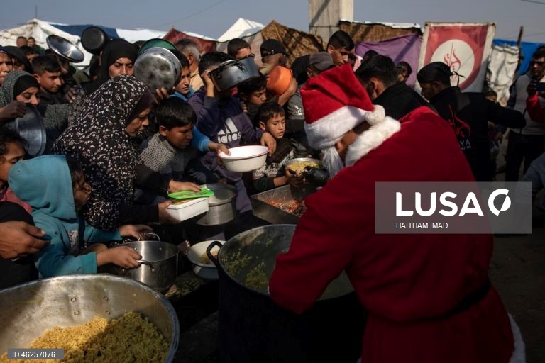 Instituição de caridade entrega alimentos e suprimentos a famílias deslocadas em Khan Yunis, na Faixa de Gaza.