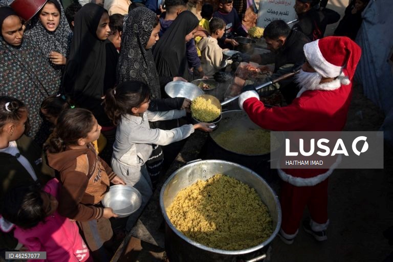 Instituição de caridade entrega alimentos e suprimentos a famílias deslocadas em Khan Yunis, na Faixa de Gaza.