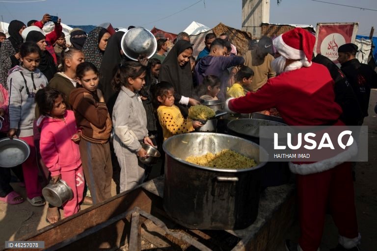 Instituição de caridade entrega alimentos e suprimentos a famílias deslocadas em Khan Yunis, na Faixa de Gaza.