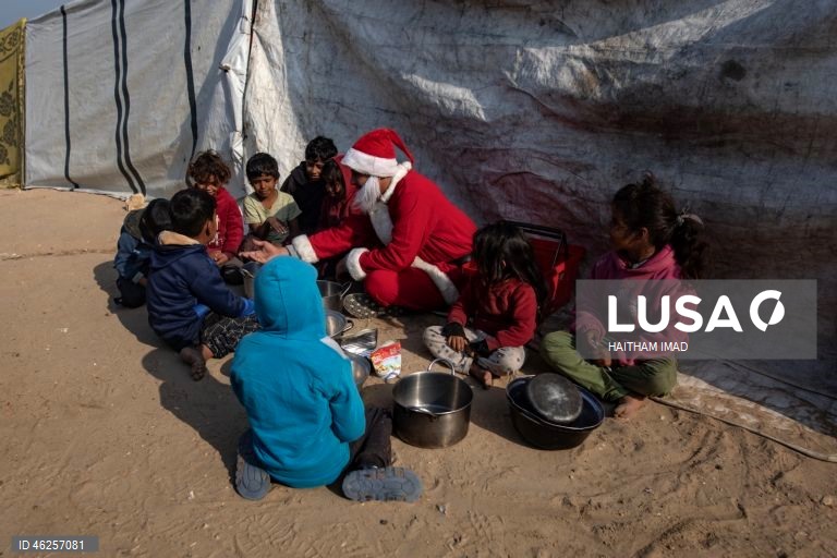 Instituição de caridade entrega alimentos e suprimentos a famílias deslocadas em Khan Yunis, na Faixa de Gaza.