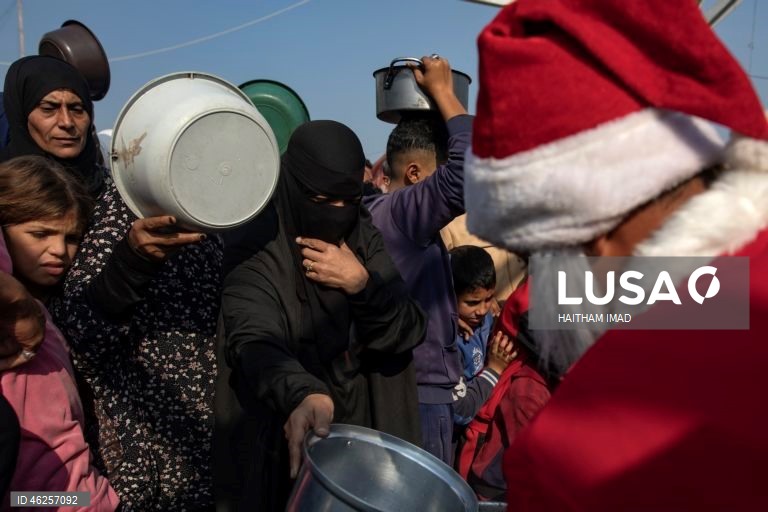 Instituição de caridade entrega alimentos e suprimentos a famílias deslocadas em Khan Yunis, na Faixa de Gaza.