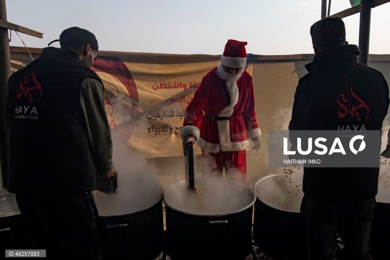 Instituição de caridade entrega alimentos e suprimentos a famílias deslocadas em Khan Yunis, na Faixa de Gaza.