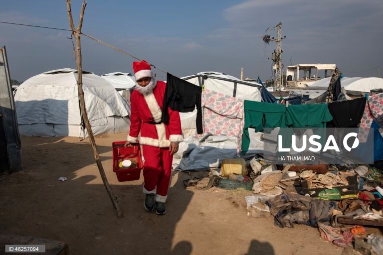 Instituição de caridade entrega alimentos e suprimentos a famílias deslocadas em Khan Yunis, na Faixa de Gaza.