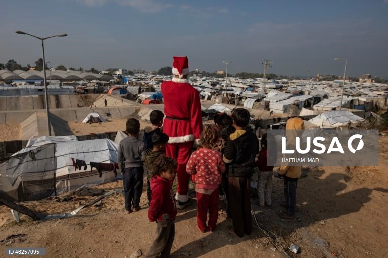 Instituição de caridade entrega alimentos e suprimentos a famílias deslocadas em Khan Yunis, na Faixa de Gaza.
