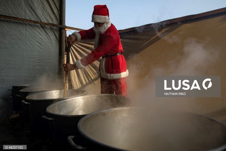 Instituição de caridade entrega alimentos e suprimentos a famílias deslocadas em Khan Yunis, na Faixa de Gaza.