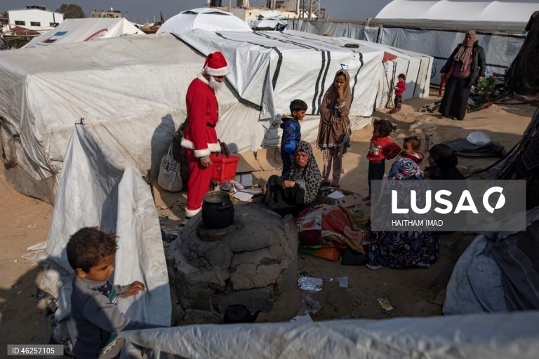 Instituição de caridade entrega alimentos e suprimentos a famílias deslocadas em Khan Yunis, na Faixa de Gaza.