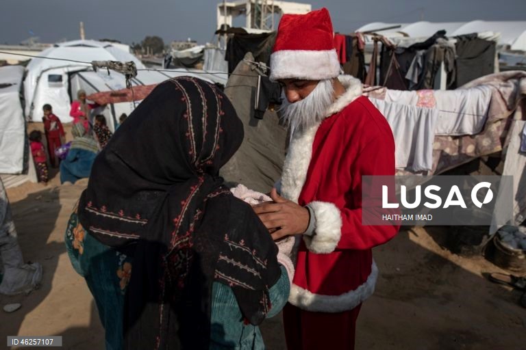 Instituição de caridade entrega alimentos e suprimentos a famílias deslocadas em Khan Yunis, na Faixa de Gaza.