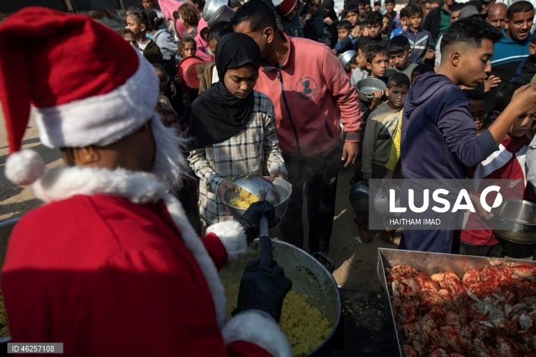 Instituição de caridade entrega alimentos e suprimentos a famílias deslocadas em Khan Yunis, na Faixa de Gaza.