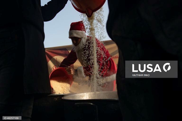 Instituição de caridade entrega alimentos e suprimentos a famílias deslocadas em Khan Yunis, na Faixa de Gaza.