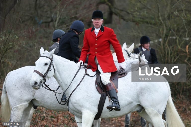 Cavaleiros participam no encontro Old Surrey Burstow e West Kent Boxing Day em Chiddingstone, Grã-Bretanha. A caça com trilhas está prestes a ser proibida na Inglaterra e no País de Gales como parte de uma nova estratégia de bem-estar animal a ser publicada pelo governo do Reino Unido. Desde a proibição da caça à raposa em 2004, caçadas modificadas têm ocorrido usando trilhas perfumadas para os animais seguirem. A caça com cavalos e cães é uma tradição do Boxing Day nas áreas rurais.