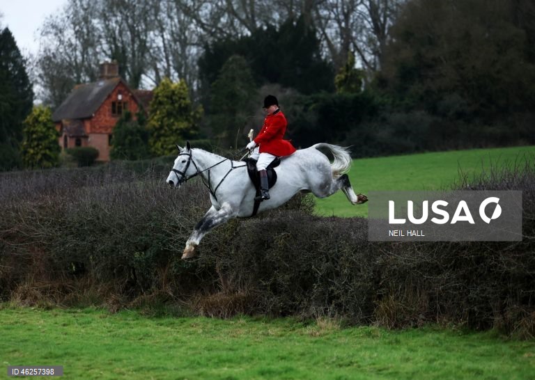 Cavaleiros participam no encontro Old Surrey Burstow e West Kent Boxing Day em Chiddingstone, Grã-Bretanha. A caça com trilhas está prestes a ser proibida na Inglaterra e no País de Gales como parte de uma nova estratégia de bem-estar animal a ser publicada pelo governo do Reino Unido. Desde a proibição da caça à raposa em 2004, caçadas modificadas têm ocorrido usando trilhas perfumadas para os animais seguirem. A caça com cavalos e cães é uma tradição do Boxing Day nas áreas rurais.