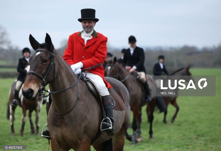 Cavaleiros participam no encontro Old Surrey Burstow e West Kent Boxing Day em Chiddingstone, Grã-Bretanha. A caça com trilhas está prestes a ser proibida na Inglaterra e no País de Gales como parte de uma nova estratégia de bem-estar animal a ser publicada pelo governo do Reino Unido. Desde a proibição da caça à raposa em 2004, caçadas modificadas têm ocorrido usando trilhas perfumadas para os animais seguirem. A caça com cavalos e cães é uma tradição do Boxing Day nas áreas rurais.