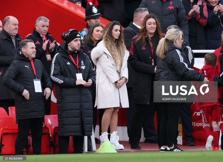 Dois dos filhos do ex-jogador do Liverpool e do Wolverhampton, Diogo Jota, Dinis  e Duarte, caminham pelo campo antes da partida da Premier League inglesa entre o Liverpool FC e o Wolverhampton Wanderers, em Liverpool, Grã-Bretanha.
