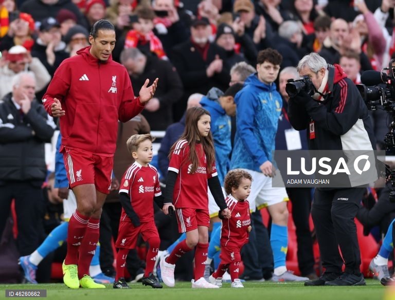 Dois dos filhos do ex-jogador do Liverpool e do Wolverhampton, Diogo Jota, Dinis  e Duarte, caminham pelo campo antes da partida da Premier League inglesa entre o Liverpool FC e o Wolverhampton Wanderers, em Liverpool, Grã-Bretanha.