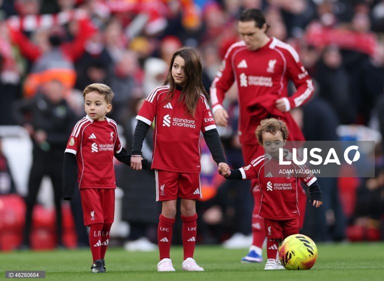 Dois dos filhos do ex-jogador do Liverpool e do Wolverhampton, Diogo Jota, Dinis  e Duarte, caminham pelo campo antes da partida da Premier League inglesa entre o Liverpool FC e o Wolverhampton Wanderers, em Liverpool, Grã-Bretanha.