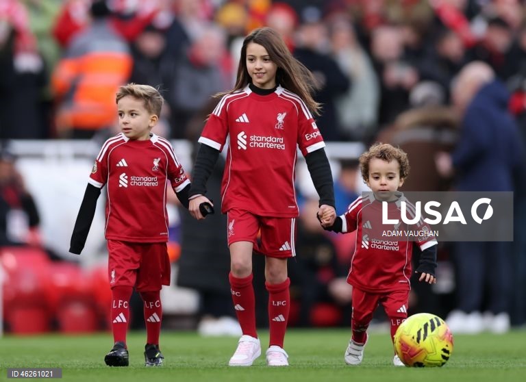 Dois dos filhos do ex-jogador do Liverpool e do Wolverhampton, Diogo Jota, Dinis  e Duarte, caminham pelo campo antes da partida da Premier League inglesa entre o Liverpool FC e o Wolverhampton Wanderers, em Liverpool, Grã-Bretanha.
