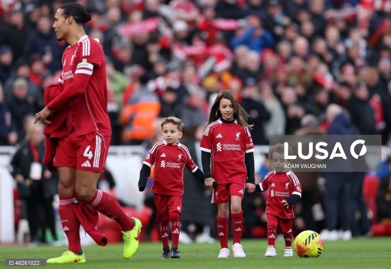 Dois dos filhos do ex-jogador do Liverpool e do Wolverhampton, Diogo Jota, Dinis  e Duarte, caminham pelo campo antes da partida da Premier League inglesa entre o Liverpool FC e o Wolverhampton Wanderers, em Liverpool, Grã-Bretanha.