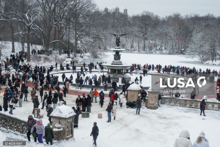 Pessoas aproveitam o clima de inverno no Central Park, em Nova Iorque, Nova Iorque, EUA. O pior da tempestade de inverno prevista não atingiu a cidade, mas a queda de neve foi a maior desde janeiro de 2022, com mais de 10 cm de neve, de acordo com o Serviço Nacional de Meteorologia.