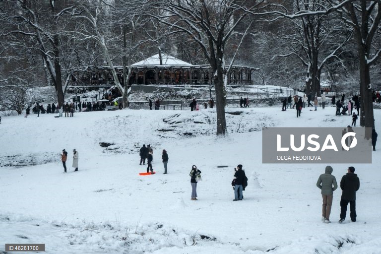 Pessoas aproveitam o clima de inverno no Central Park, em Nova Iorque, Nova Iorque, EUA. O pior da tempestade de inverno prevista não atingiu a cidade, mas a queda de neve foi a maior desde janeiro de 2022, com mais de 10 cm de neve, de acordo com o Serviço Nacional de Meteorologia.