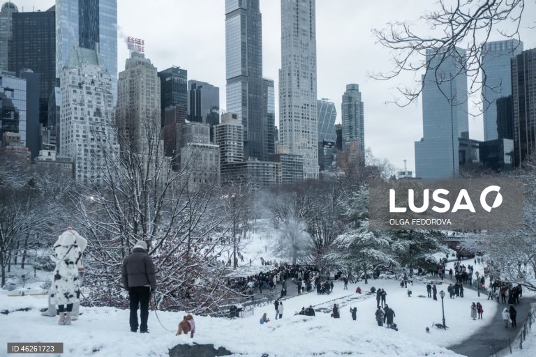 Pessoas aproveitam o clima de inverno no Central Park, em Nova Iorque, Nova Iorque, EUA. O pior da tempestade de inverno prevista não atingiu a cidade, mas a queda de neve foi a maior desde janeiro de 2022, com mais de 10 cm de neve, de acordo com o Serviço Nacional de Meteorologia.