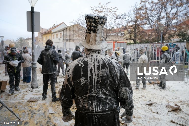 Moradores fantasiados atiram ovos e farinha uns aos outros enquanto participam numa batalha de farinha chamada «Els Enfarinants» (Os Enfarinados) na cidade de Ibi, Alicante, leste de Espanha. Esta batalha é uma tradição que remonta ao século XIX e é realizada todos os anos no dia 28 de dezembro, que é o Dia da Mentira espanhol. 
