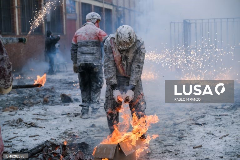 Moradores fantasiados atiram ovos e farinha uns aos outros enquanto participam numa batalha de farinha chamada «Els Enfarinants» (Os Enfarinados) na cidade de Ibi, Alicante, leste de Espanha. Esta batalha é uma tradição que remonta ao século XIX e é realizada todos os anos no dia 28 de dezembro, que é o Dia da Mentira espanhol. 