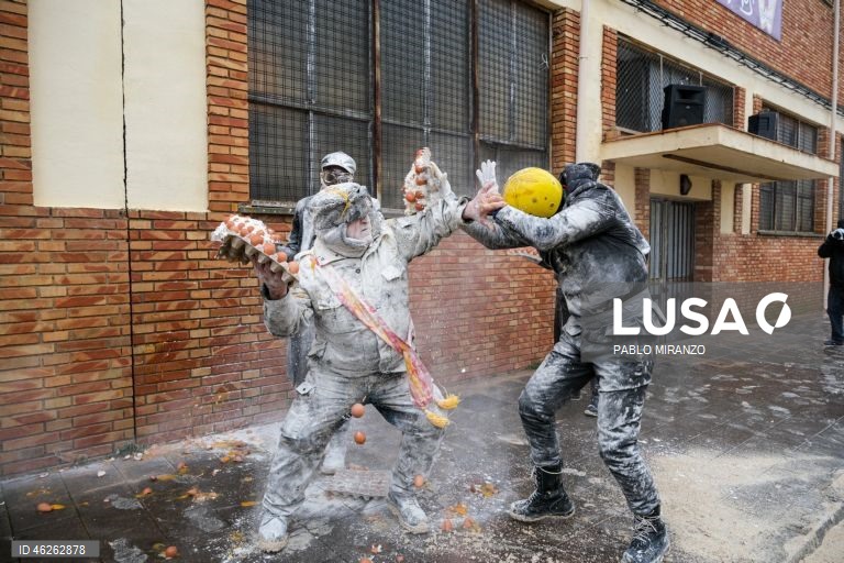 Moradores fantasiados atiram ovos e farinha uns aos outros enquanto participam numa batalha de farinha chamada «Els Enfarinants» (Os Enfarinados) na cidade de Ibi, Alicante, leste de Espanha. Esta batalha é uma tradição que remonta ao século XIX e é realizada todos os anos no dia 28 de dezembro, que é o Dia da Mentira espanhol. 
