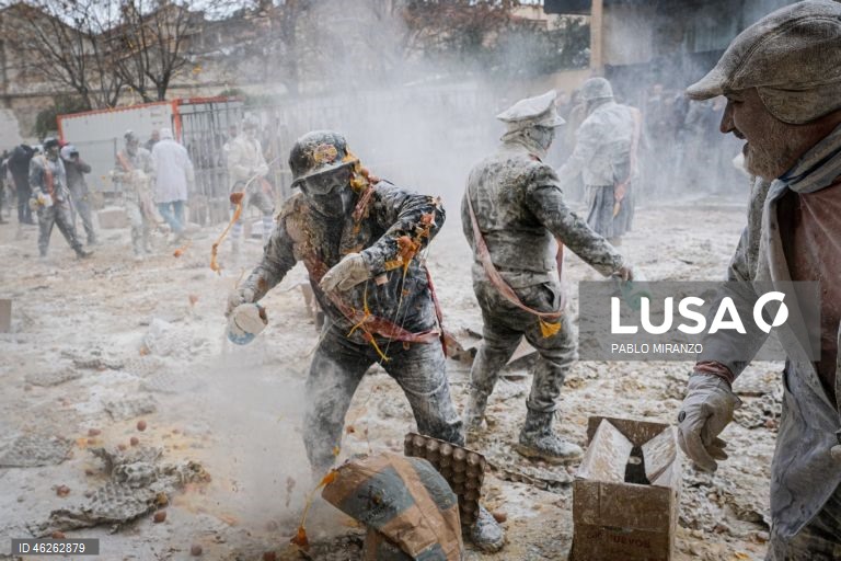 Moradores fantasiados atiram ovos e farinha uns aos outros enquanto participam numa batalha de farinha chamada «Els Enfarinants» (Os Enfarinados) na cidade de Ibi, Alicante, leste de Espanha. Esta batalha é uma tradição que remonta ao século XIX e é realizada todos os anos no dia 28 de dezembro, que é o Dia da Mentira espanhol. 