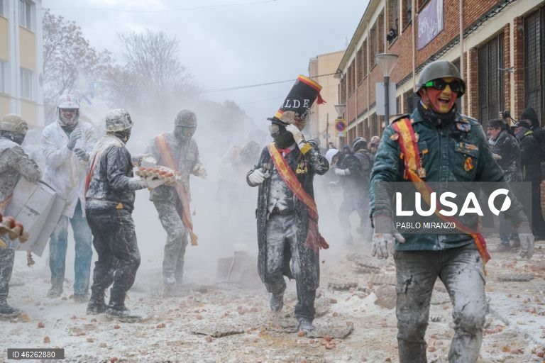 Moradores fantasiados atiram ovos e farinha uns aos outros enquanto participam numa batalha de farinha chamada «Els Enfarinants» (Os Enfarinados) na cidade de Ibi, Alicante, leste de Espanha. Esta batalha é uma tradição que remonta ao século XIX e é realizada todos os anos no dia 28 de dezembro, que é o Dia da Mentira espanhol. 