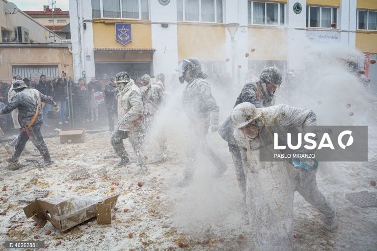 Moradores fantasiados atiram ovos e farinha uns aos outros enquanto participam numa batalha de farinha chamada «Els Enfarinants» (Os Enfarinados) na cidade de Ibi, Alicante, leste de Espanha. Esta batalha é uma tradição que remonta ao século XIX e é realizada todos os anos no dia 28 de dezembro, que é o Dia da Mentira espanhol. 
