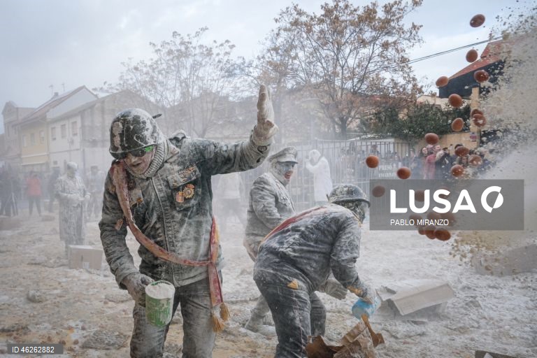 Moradores fantasiados atiram ovos e farinha uns aos outros enquanto participam numa batalha de farinha chamada «Els Enfarinants» (Os Enfarinados) na cidade de Ibi, Alicante, leste de Espanha. Esta batalha é uma tradição que remonta ao século XIX e é realizada todos os anos no dia 28 de dezembro, que é o Dia da Mentira espanhol. 