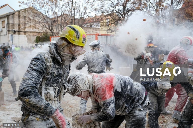 Moradores fantasiados atiram ovos e farinha uns aos outros enquanto participam numa batalha de farinha chamada «Els Enfarinants» (Os Enfarinados) na cidade de Ibi, Alicante, leste de Espanha. Esta batalha é uma tradição que remonta ao século XIX e é realizada todos os anos no dia 28 de dezembro, que é o Dia da Mentira espanhol. 