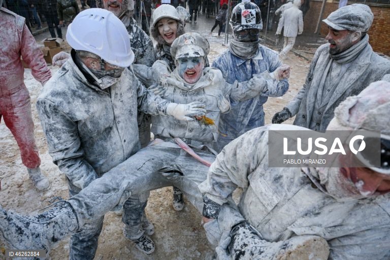 Moradores fantasiados atiram ovos e farinha uns aos outros enquanto participam numa batalha de farinha chamada «Els Enfarinants» (Os Enfarinados) na cidade de Ibi, Alicante, leste de Espanha. Esta batalha é uma tradição que remonta ao século XIX e é realizada todos os anos no dia 28 de dezembro, que é o Dia da Mentira espanhol. 