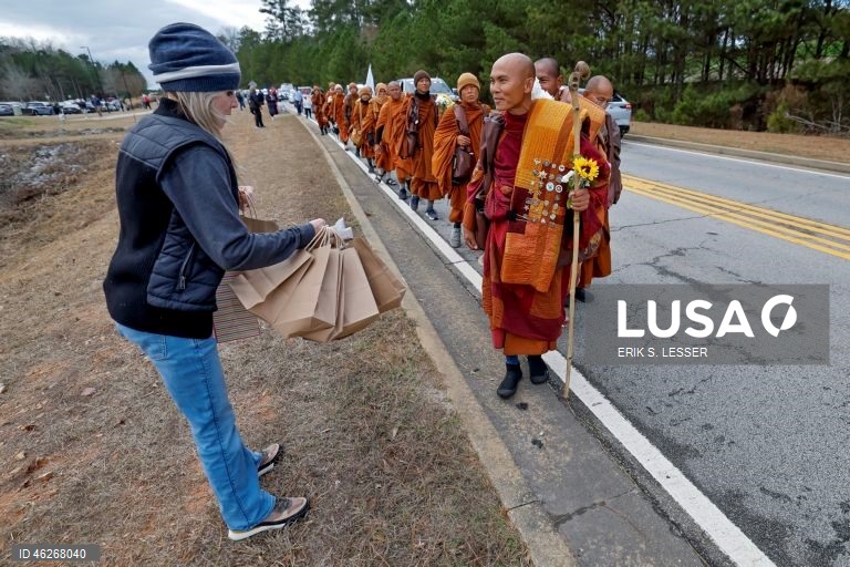 EUA: Monges budistas promovem marcha pela paz até Washington