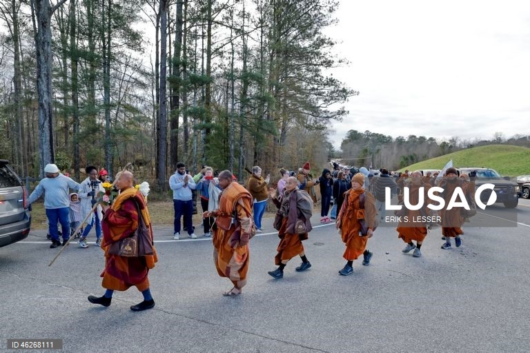 EUA: Monges budistas promovem marcha pela paz até Washington