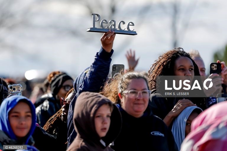 EUA: Monges budistas promovem marcha pela paz até Washington