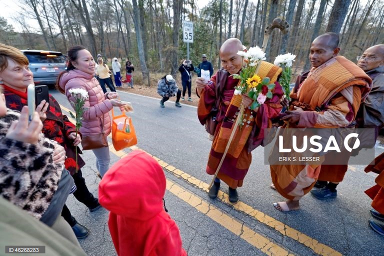 EUA: Monges budistas promovem marcha pela paz até Washington