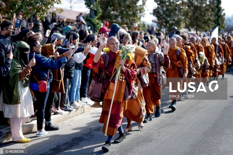 EUA: Monges budistas promovem marcha pela paz até Washington