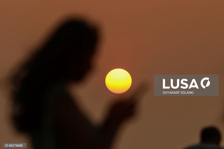 Pôr do sol de Ano Novo na praia de Mumbai.