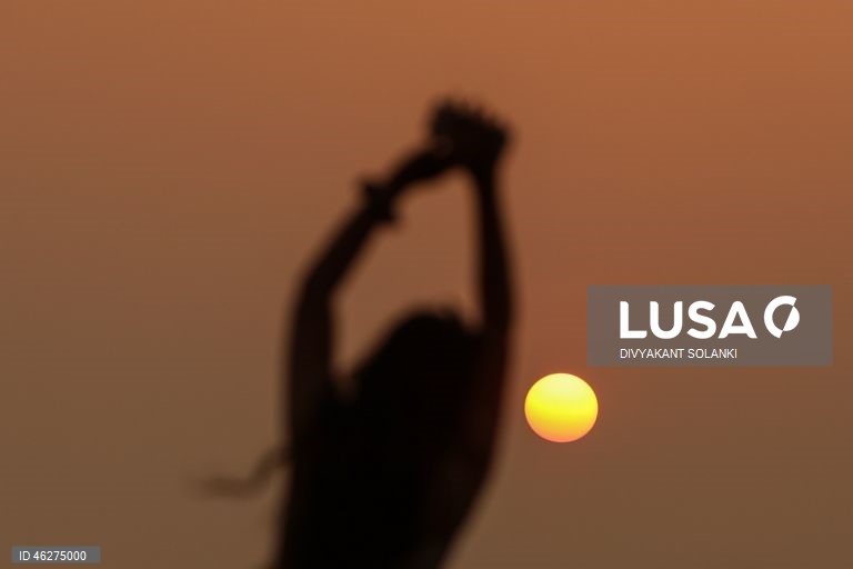 Pôr do sol de Ano Novo na praia de Mumbai.