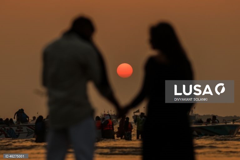 Pôr do sol de Ano Novo na praia de Mumbai.