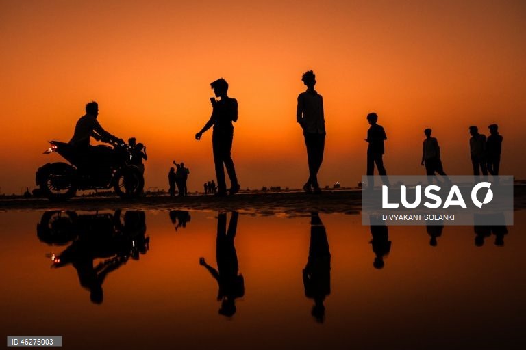 Pôr do sol de Ano Novo na praia de Mumbai.