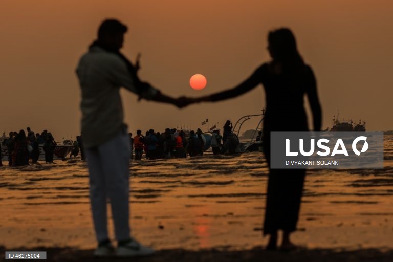 Pôr do sol de Ano Novo na praia de Mumbai.