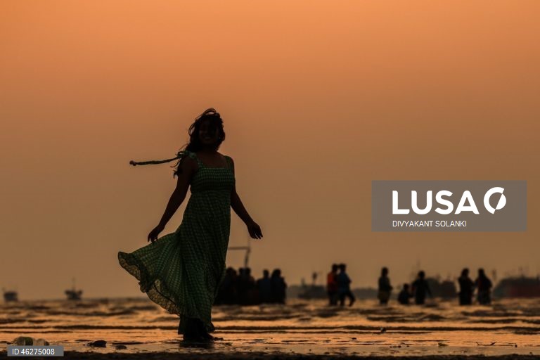 Pôr do sol de Ano Novo na praia de Mumbai.