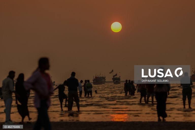 Pôr do sol de Ano Novo na praia de Mumbai.