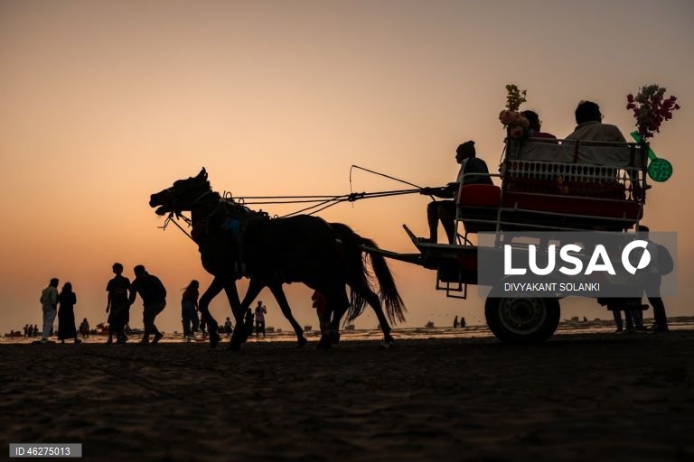 Pôr do sol de Ano Novo na praia de Mumbai.