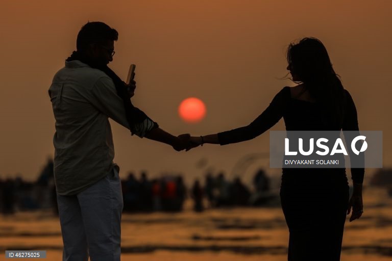 Pôr do sol de Ano Novo na praia de Mumbai.