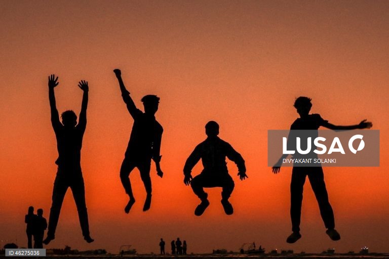 Pôr do sol de Ano Novo na praia de Mumbai.